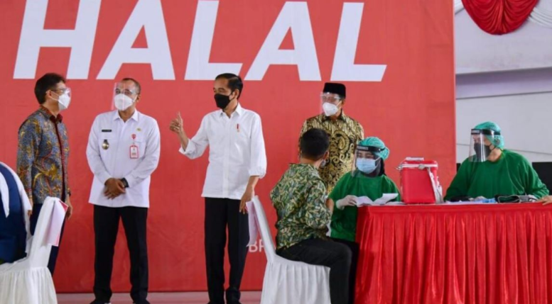 Presiden Jokowi saat meninjau pelaksanaan vaksinasi massal di Indoor Stadium, Sport Center Kelapa Dua, Kabupaten Tangerang, Banten, Rabu (09/06/2021) (Foto: BPMI Setpres/Muchlis Jr)