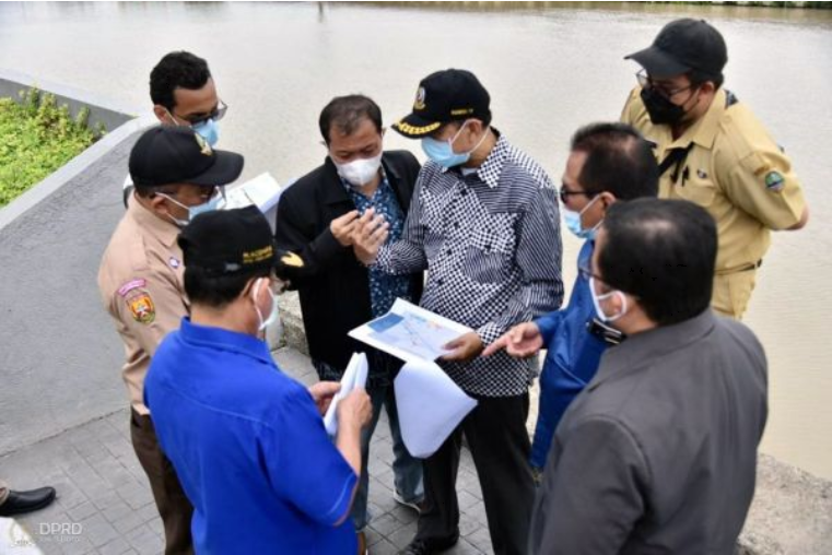 Pimpinan dan Anggota Komisi IV DPRD Provinsi Jawa Barat di dampingi Koordinator Komisi IV Ineu Purwadewi Sundari Meninjau Langsung Lokasi Penanggulangan Banjir Sungai Kalimalang di Kota Bekasi. Selasa (15/6/2021). (Foto : Farhat Mumtaz / Humas DPRD Jabar)