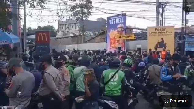 Suasana kerumunan di gerai  McDonald's di Cibiru (Foto: Liputan6.com/Huyogo Simbolon)