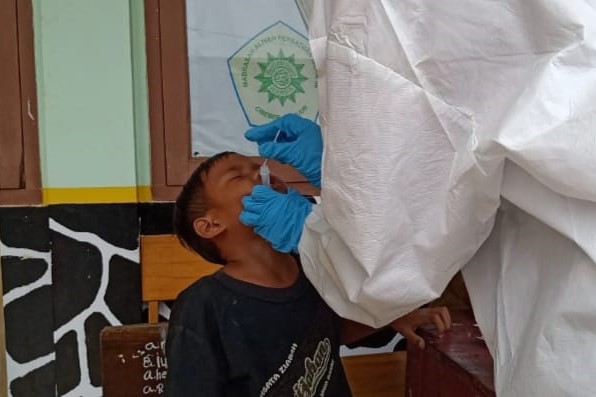 
Petugas Puskesmas Cibeber melakukan swab antigen kepada seorang anak yang pengungsi di Kampung Cingkeuk Desa Cibokor, Cibeber, Kabupaten Cianjur, Jawa Barat, Senin (21/6/2021). (Foto: purwanda/dara.co.id)
