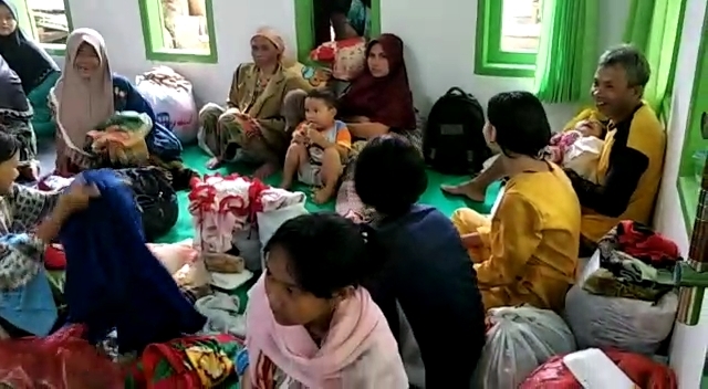 Takut terjadi longsor susulan sekitar 44 kepala keluarga Kampung Babakan Cingkeuk, Dusun Cibitung Muara, Desa Cibokor Kecamatan Cibeber, Kabupaten Cianjur, Jawa Barat mengungsi ke Balai Desa,Jumat (4/6/2021) sore.(Foto : purwanda/dara.co.id)
