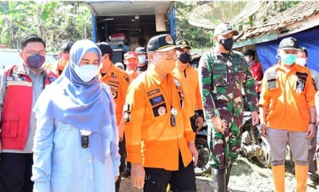 
Bupati Cianjur Herman Suherman meninjau lokasi pengungsian di Kampung Cingkeuk, Cibokor Cibeber, Minggu (6/6/2021). (Foto : purwanda/dara.co.id)

