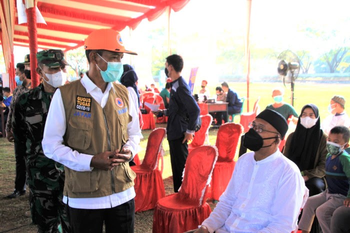 
Ribuan warga Ogan Komering Ilir antusias mengikuti vaksinasi massal dalam rangka membentuk herd imunnity, Sabtu (27/6/2021).(Foto: erwandi/dara.co.id)