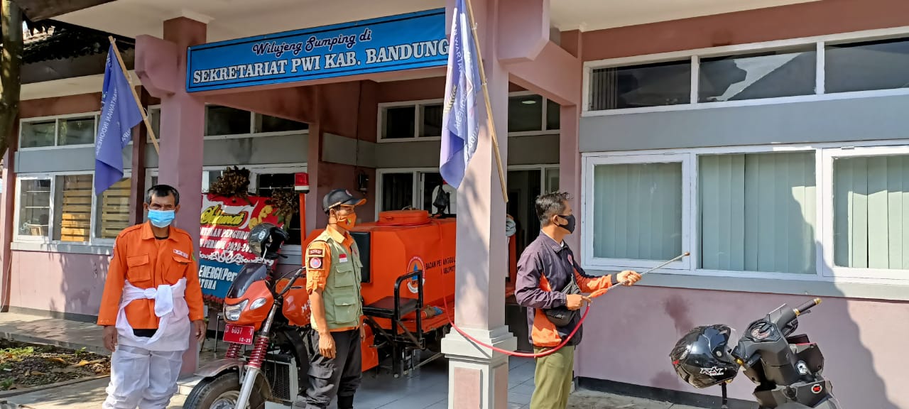 Gedung Sekreatriat PWI Kabupaten disemprot disinpektan (Foto: Istimwa)