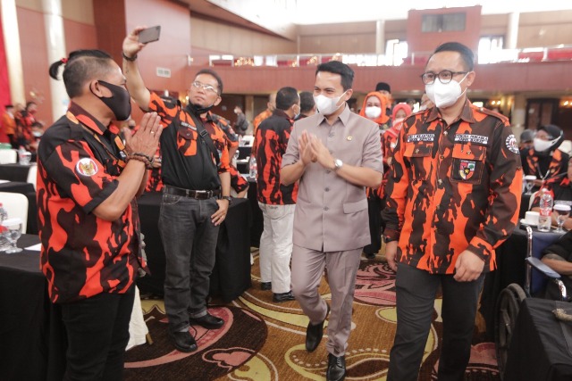 


Wakil Bupati Sahrul Gunawan menghadiri Musyawarah Cabang Luar Biasa (Muscablub) PP Kabupaten Bandung, di Hotel Sutan Raja, Soreang, Senin (28/6/2021). Acara dibuka Bupati Bandung Dadang Supriatna. (Foto : Humas Pemkab Bandung)