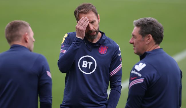 Pelatih Timnas Inggris, Gareth Southgate (tengah). (Foto : skanaa.com)
