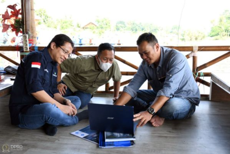 Komisi I DPRD Provinsi Jawa Barat lakukan kunjungan kerja terkait peran Badan Usaha Milik Desa (BUMDes) khususnya pengembangan konsep desa wisata BUMDes, di Desa Sukaratu Mandiri, Kecamatan Banyuresmi, Kabupaten Garut, Selasa (15/6/2021). (Foto : Fajar/Humas DPRD Jabar).