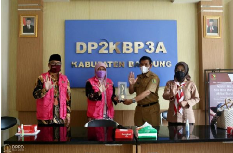 Pimpinan dan Anggota Komisi V DPRD Provinsi Jawa Barat saat melakukan study komparatif ke Dinas Pengendalian Penduduk, Keluarga Berncana, Pemberdayaan Perempuan dan Perlindungan Anak (DP2KBP3A) di Kabupaten Bandung. Senin, (14/6/2021). (Foto: Humas DPRD Jabar/ Rizky Ramdhani)