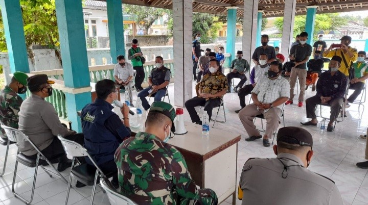  Wakil Bupati Subang Agus Masykur Rosyadi beserta unsur Forkopimda meninjau Desa Kihiyang Lockdown, Kecamatan Binong, yang puluhan Warga Positif Covid-19, Jumat (18/6/2021). (Foto: yudi/dara.co.id)
