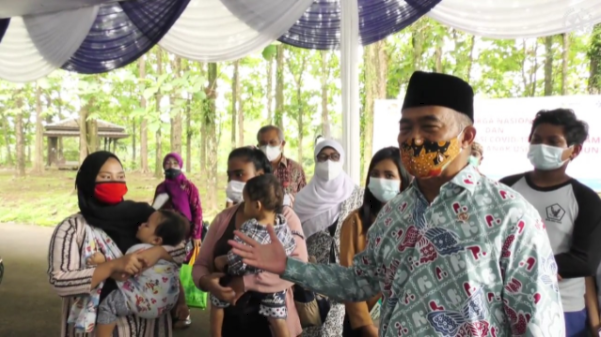 Menko PMK Muhadjir Effendy, menyaksikan proses vaksinasi Covid-19 perdana bagi ibu hamil, ibu menyusui, dan anak usia 12-18 tahun, di Kampung KB Muara Kidul, Kelurahan Pasir Jaya, Kota Bogor, Jawa Barat, Selasa (29/6/2021). (Foto: Humas Kemenko PMK)