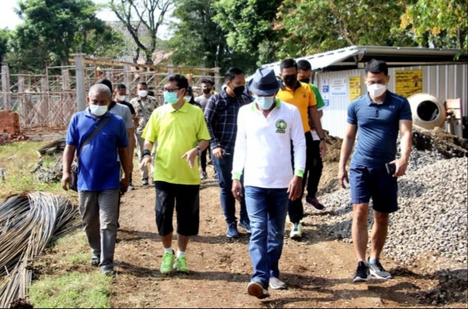 Bupati Subang H Ruhimat meninjau Lapangan Bintang yang sedang direnovasi (Foto: Yudi/dara.co.id)