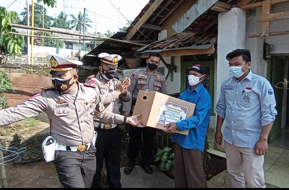 Polres Subang dan Polsek jajaran blusukan bagikan sembako (Foto: Istimewa)