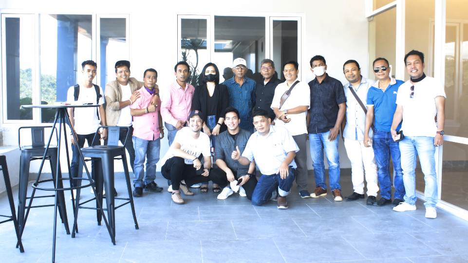 Foto bersama di acara Believe Day Padang yang digelar pada Rabu, 7 Juli 2021 di Meeting Room Hotel The ZHM Premiere, Padang. (Dok. Istimewa)