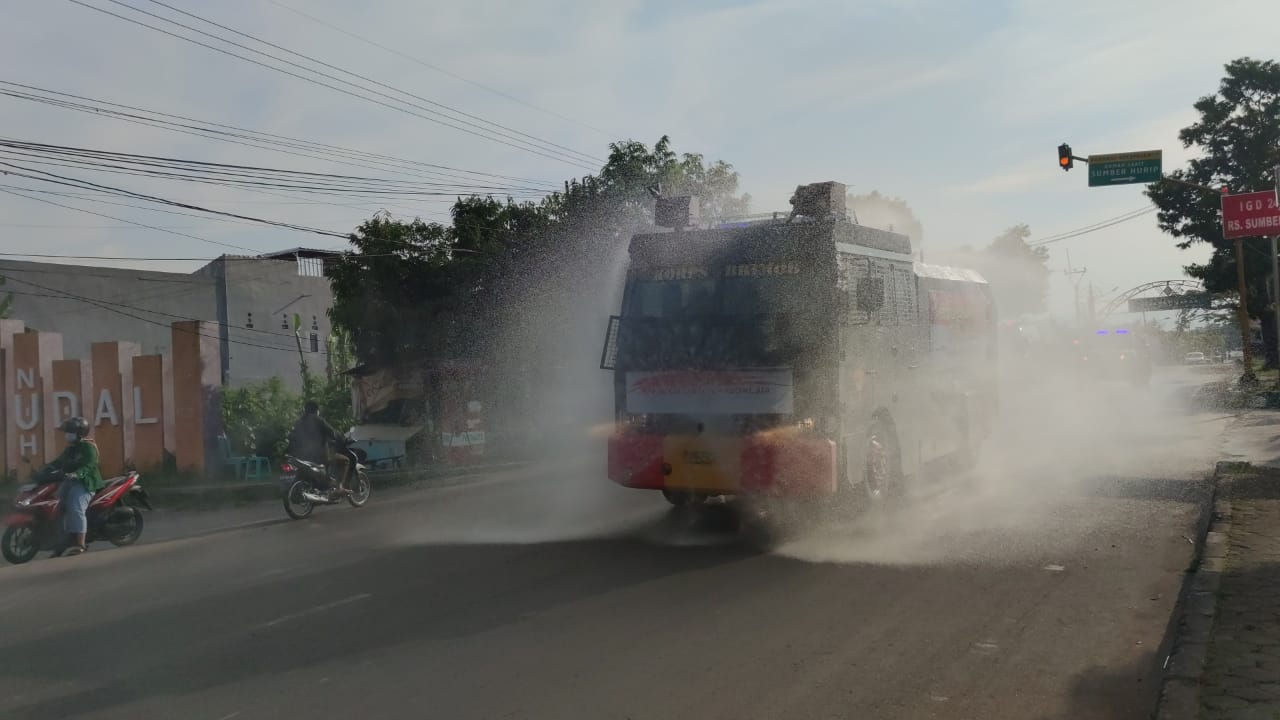 
Kendaraan water cannon milik Polresta Cirebon melakukan penyemprotan sisinfektan di sejumlah wilayah Cirebon, Jumat (2/7/2021). (Foto : bangbang/dara.co.id)
