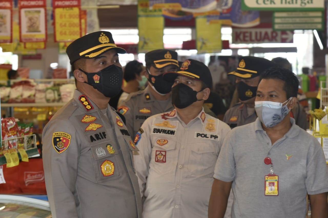 Kapolresta Cirebon, Kombes Pol Arif Budiman, SIK, MH, dan Kasat Pol PP Mohamad Syafrudin saat gelar patroli terkait PPKM Darurat (Foto: Bambang Setiawan/dara.co.id)