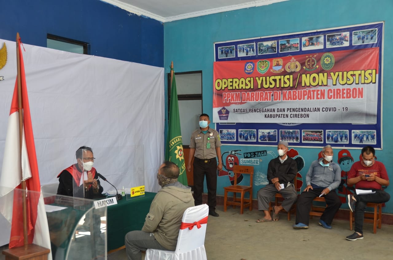 Langgar aturan PPKM maka akan disidang di tempat (Foto: Bambang Setiawan/dara.co.id)