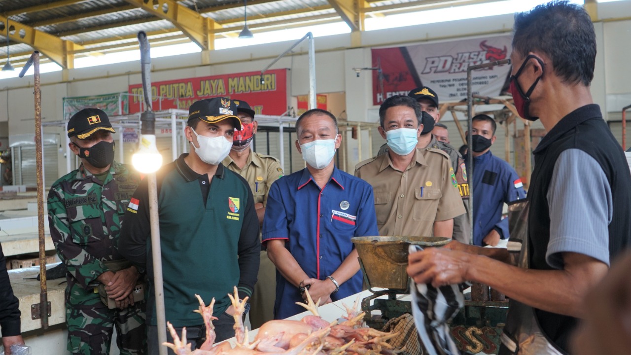 Wakil Bupatyi Bandung, Sahrul Gunawan saat blusukan ke sejumlah pasar (Foto: Istimewa)