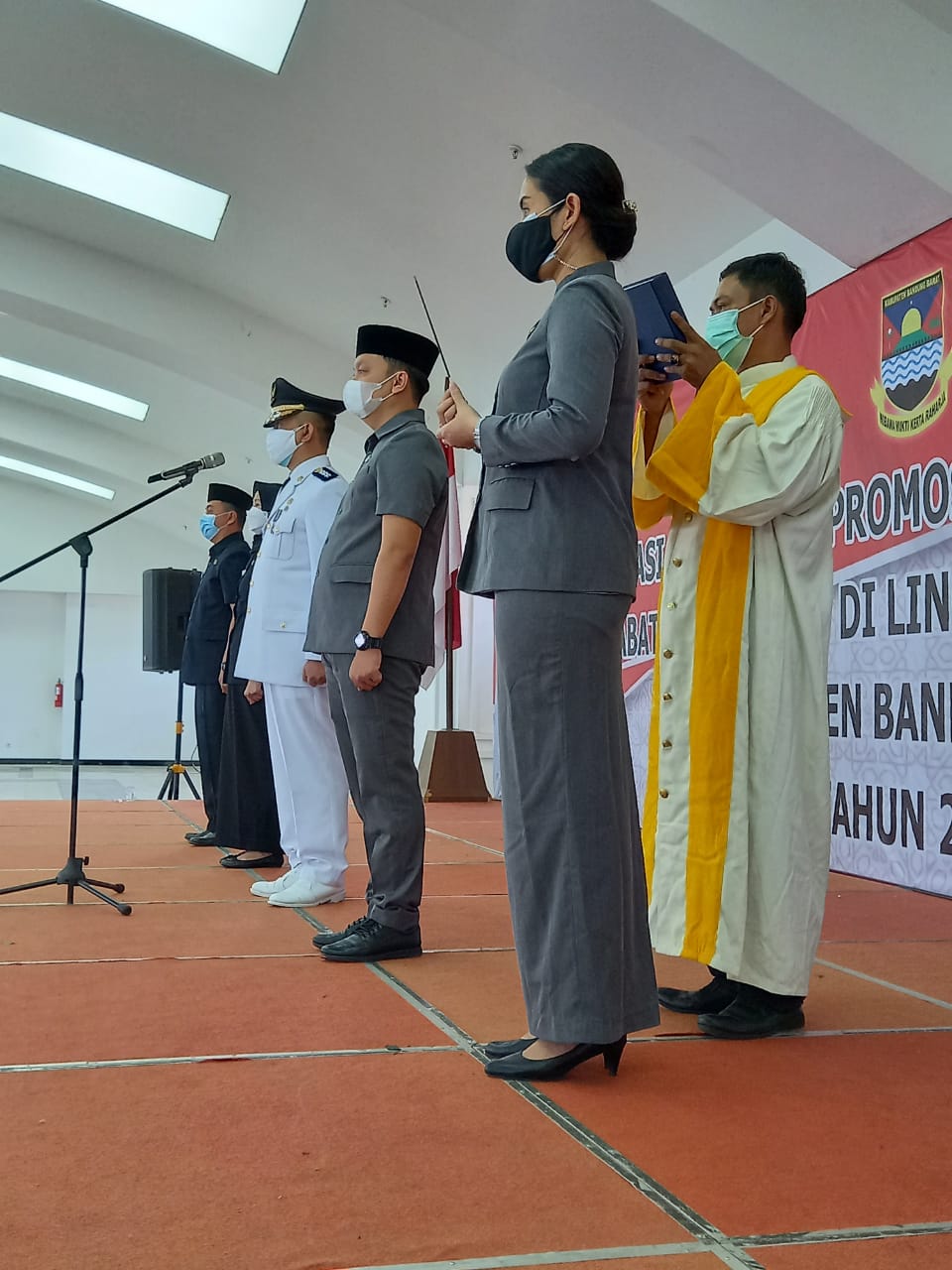 Lima orang pejabat secara simbolis dilantik melalui virtual di Ballroom (Foto: Heni Suhaeni/dara.co.id)