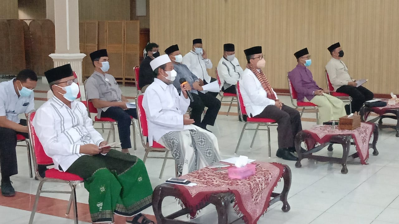 Pemerintah Kabupaten Cirebon berserta para ulama gelar istighosah mohon perlindungan dari Allah dari wabah covid (Foto: Bambang Setiawan/dara.co.id)