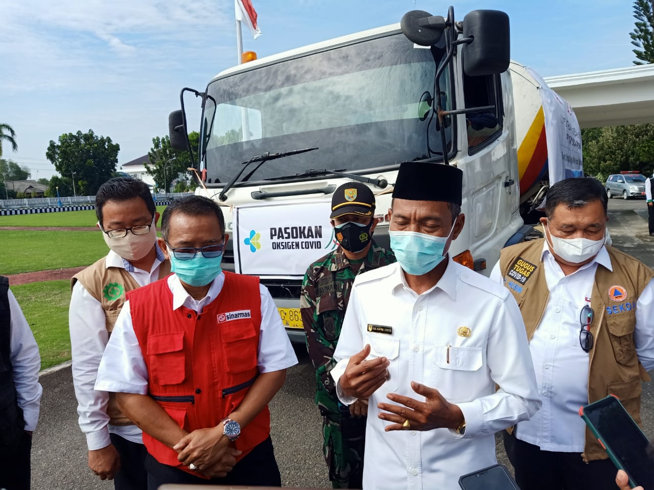 PT OKI Pulp and Paper Mills (Sinarmas Group) bantu Pemerintah Kabupaten Ogan Komering Ilir (OKI) oksigen liquid sebanyak 15000 liter (Foto: Istimewa)