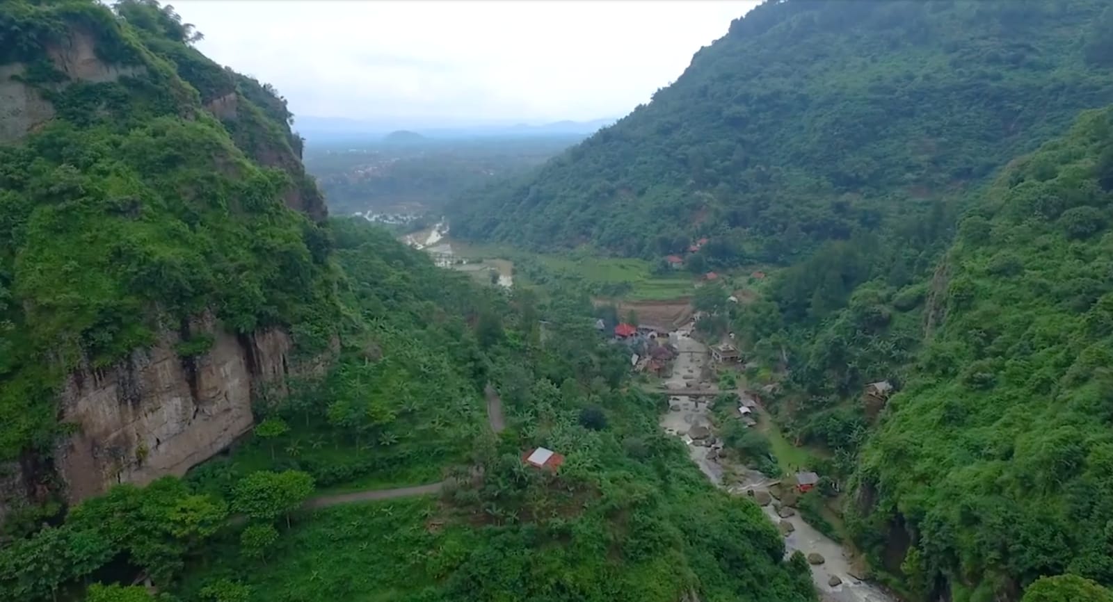 Penampakan pemandangan Batu Saheng dan Gunung Putri (Foto: istimewa)