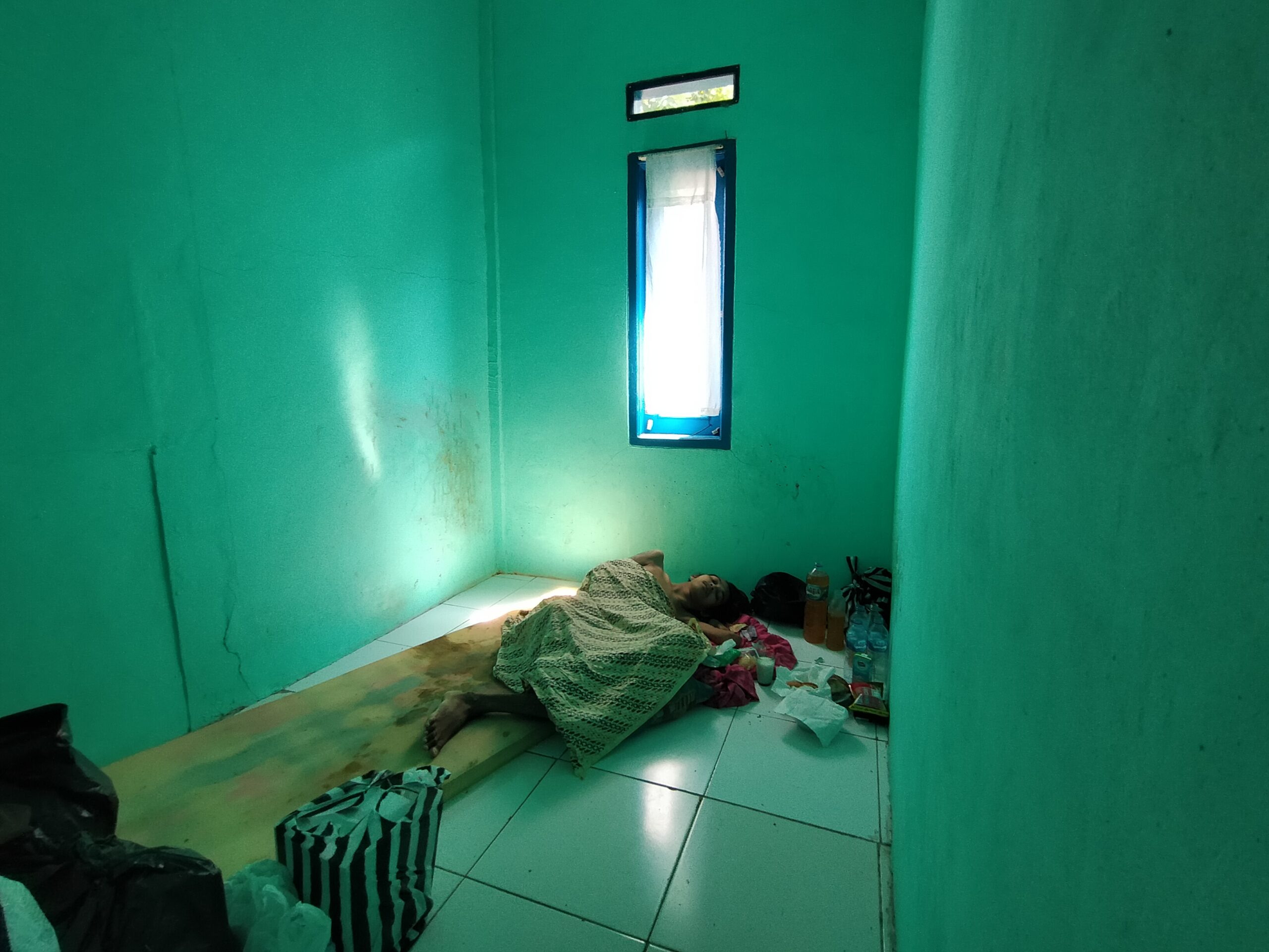 Arif terbaring lemah di kamar kontrakannya (Foto: Purwanda/dara.co.id)