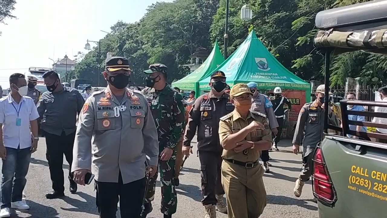 Bupati Cianjur Herman Suherman
saat memantau pelaksanaan PPKM mikro darurat didampingi Kapolres AKBP Mochamad Rifai dan Dandim 0608, Letkol Kav Ricky Arinuryadi (Foto: Purwanda/dara.co.id)