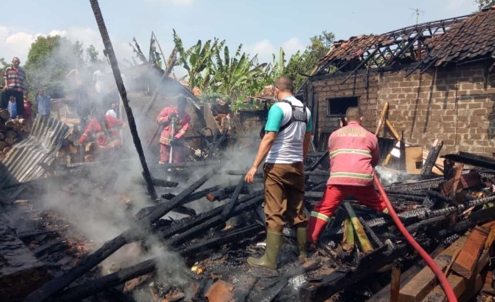 Tiga rumah ludes tinggal arang setelah dialalp si jago merah (Foto: Purwanda/dara.co.id)