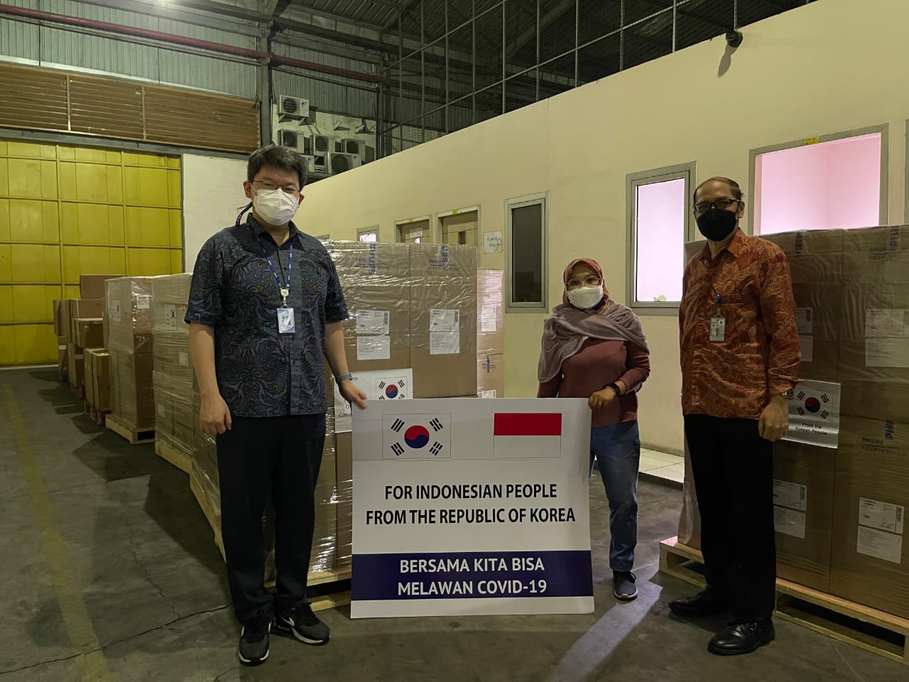 Sabtu kemarin, 24 Juli 2021, pukul 15:30, kiriman bantuan darurat tahap
kedua oleh Pemerintah Korea Selatan untuk Indonesia telah tiba di Bandara
Soekarno-Hatta, Tangerang. Bantuan kedua yang diangkut dengan penerbangan
GA 878 tersebut berupa 150 unit konsentrator oksigen dan 35 unit ventilator.
Pemerintah Korea Selatan sebelumnya juga telah menyalurkan 200 unit
konsentrator oksigen ke Indonesia pada 18 Juli 2021 lalu sebagai tahap pertama (Foto: Istimewa)