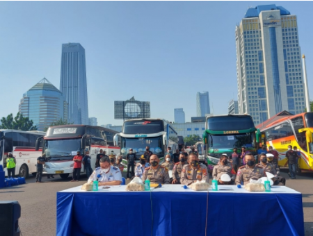 Konferensi Pers 36 Bus Pelanggar Trayek diamankan Selama PPKM Darurat. (Foto:Polri)

