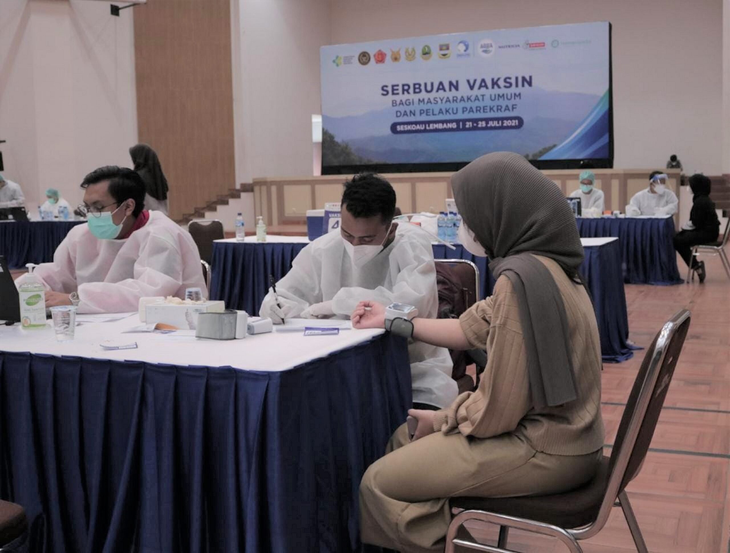 Petugas medis menyuntikkan vaksin COVID-19 kepada peserta vaksin kegiatan Serbuan Vaksin COVID-19 di SESKO AU, Lembang (23/7). Kolaborasi Danone Indonesia, Kemenparekraf, SESKO AU dan beberapa pihak lain ini menarget 10,000 peserta vaksin. Danone Indonesia mengajak mitra pelaku UMKM yang tergabung dalam Aqua Home Service dan Warung Anak Sehat Sarihusada yang berada di wilayah Lembang untuk bergabung sebagai peserta vaksin (Foto: Istimewa)