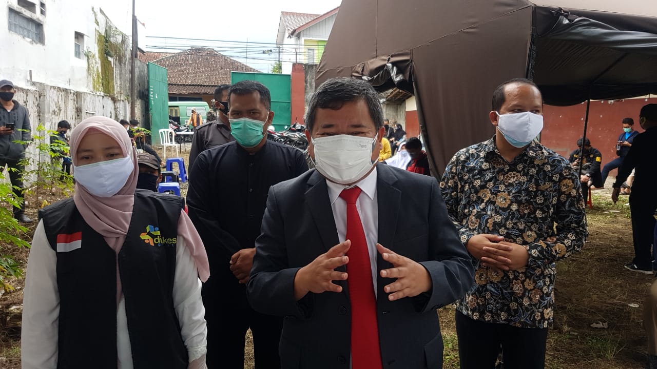 Bupati Garut, Rudy Gunawan saat meninjau proses swab di Puskesmas Pasundan (Foto: Andre/dara.co.id)