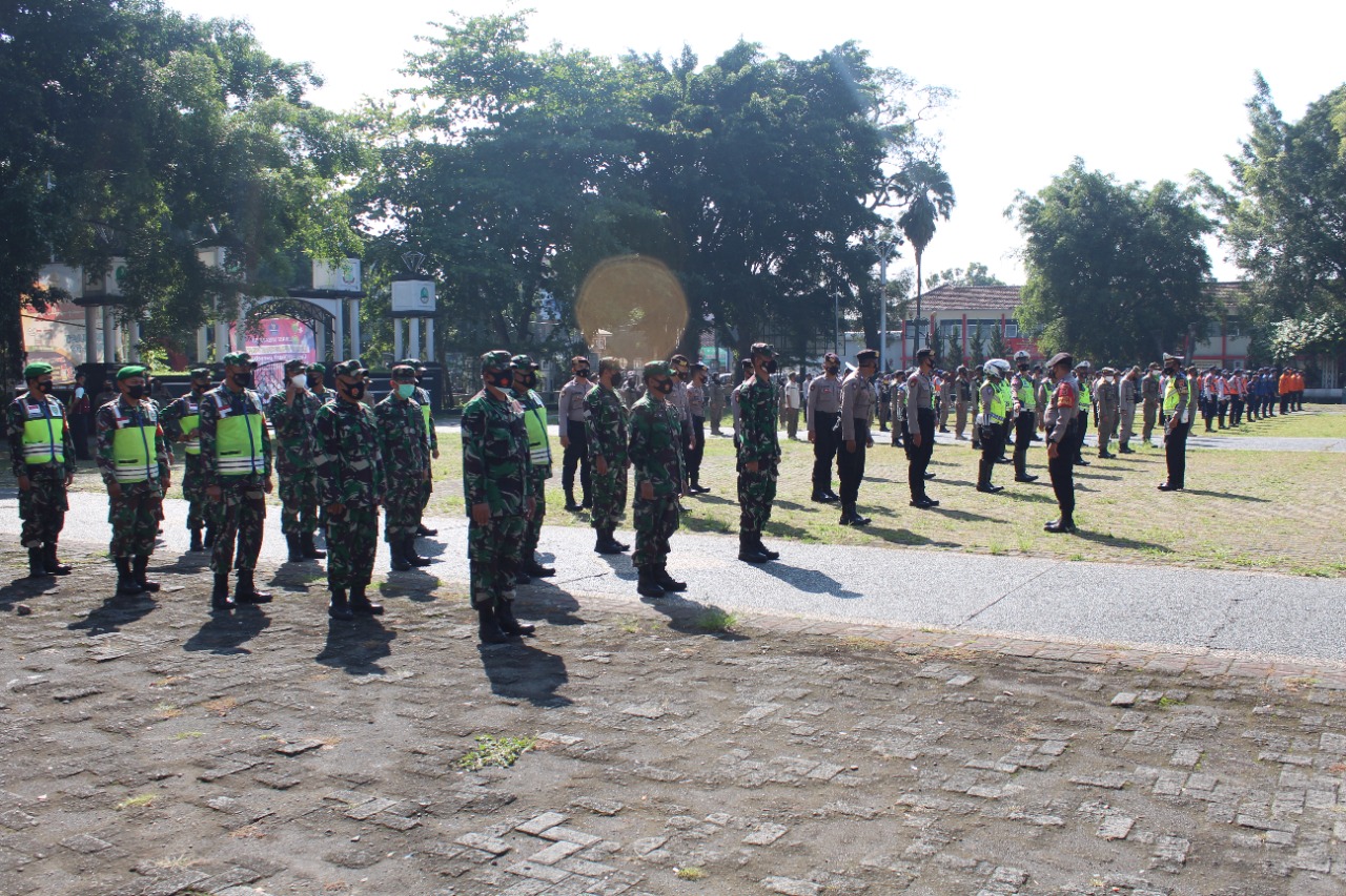 Pemerintah Kabupaten (Pemkab) Garut menggelar Apel Gelar Pasukan Persiapan PPKM Mikro Darurat di Kabupaten Garut yang dilaksanakan di Alun-alun Garut, Kecamatan Garut Kota, Kabupaten Garut, Jum’at (2/7/2021).(Foto: andre/dara.co.id)

