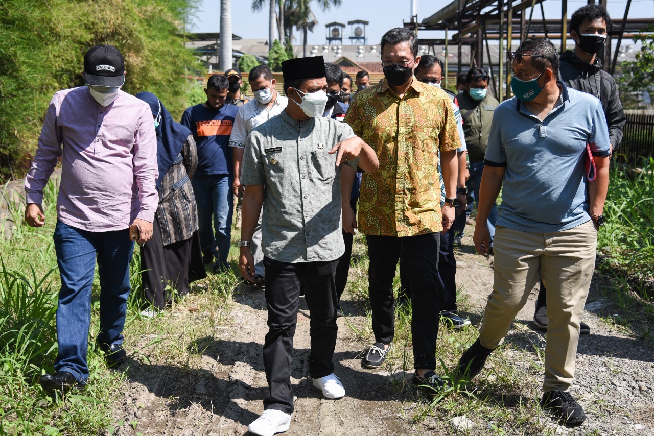 
Bupati Bandung HM Dadang Supriatna, didampingi Kepala Dinas Lingkungan Hidup, Asep Kusumah meninjau ke Instalasi Pengolahan Air Limbah (IPAL) Cisirung Kecamatan Dayeuhkolot, Jumat (2/7/2021). (Foto: Humas Pemkab Bandung)