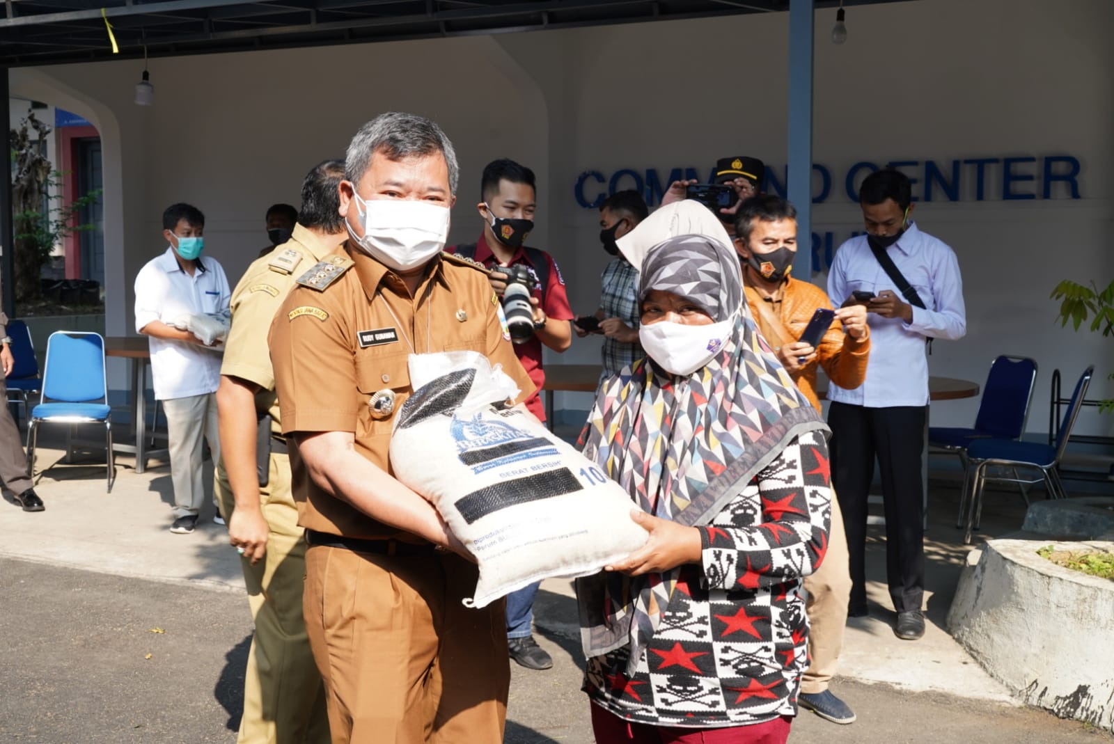 Bupati Garut, Rudy Gunawan, menyerahkan bantuan sosial berupa beras secara simbolis kepada 6 orang KPM (Foto: Andre/dara.co.id)