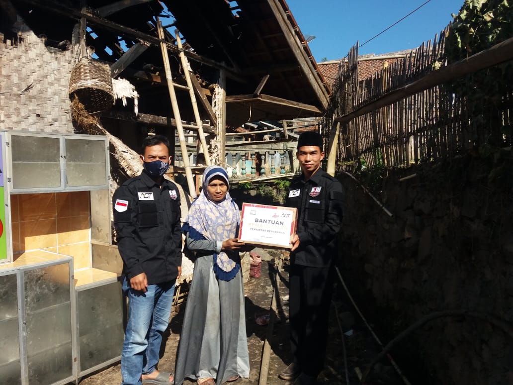 Tim ACT Kabupaten Garut saat mmberikan bantuan kepada Solihat (40), korban kebakaran di  Kampung Golangsing RT 03 RT 04, Desa Mekarjaya, Kecamatan Sukaresmi, Kabupaten Garut (Foto: Istimewa)