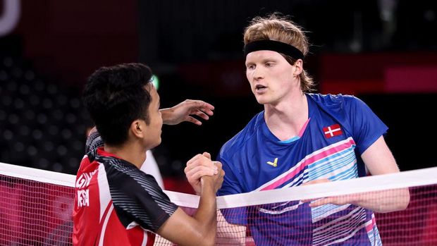 

Anthony Ginting menyalami Anders Antonsen yang ia kalahkan pada pertandingan bulutangkis Olimpiade Tokyo 2020. Anthony Ginting menang, dan lolos ke babak semifinal, Sabtu (31/7/2020). (Foto: detiksport)