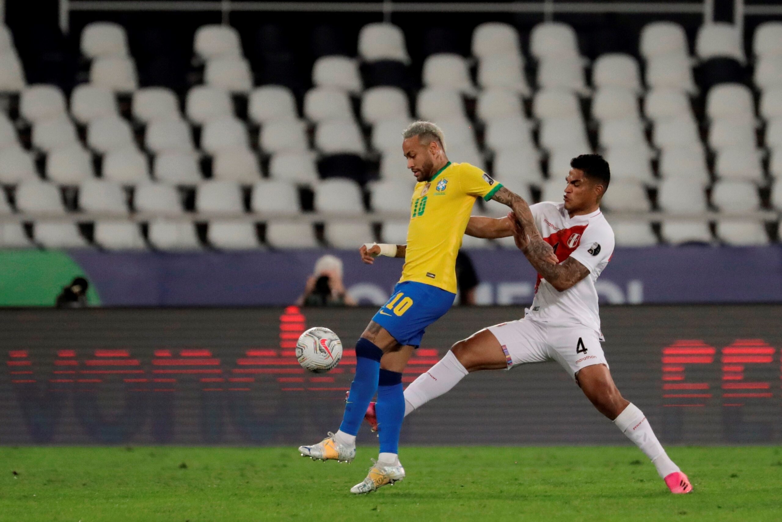 
Neymar dihadang pemain Peru dalam semifinal Copa America 2021, Selasa (6/7/2021) (Foto: Twitter/CopaAmerica)

