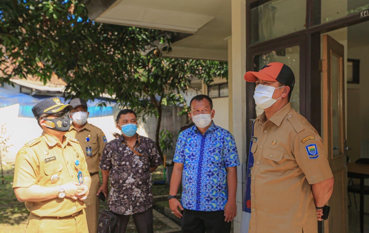 Sekretaris Daerah Kota Bandung Ema Sumarna, saat meninjau tempat isolasi mandiri di Gedung Wyata Guna (Foto: istimewa)