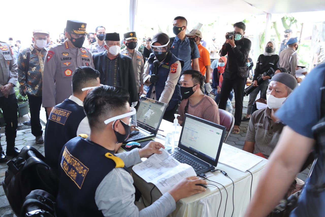 

Kapolri Jenderal Listyo Sigit Prabowo meninjau pelaksanaan vaksinasi yang dilakukan Persatuan Islam di Bandung, di Gedung Pertemuan Persis Bandung Mahad Al Imara, .Kamis (15/7/2021). (Foto : avila/dara.co.id)

