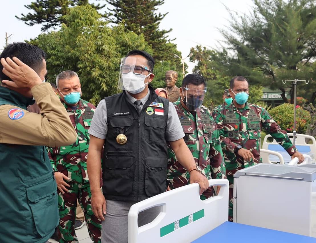 Direktur Utama Jasiwta Jabar, Deni Nurdyana Hadimin dan Direktur Keuangan dan SDM Shabirin F Hamied, mendampingi Gubernur Jawa Barat Ridwa Kamil menyerahkan bantuan berupa hospital bed kepada RS Dustira Cimahi (Foto: Istimewa)

