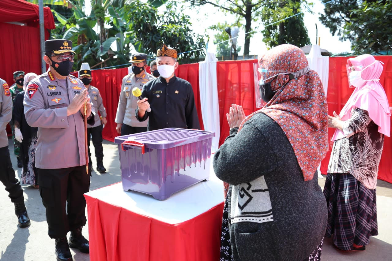 Kapolri Jenderal Listyo Sigit Prabowo saat meninjau PPKM Darurat di Kebonjayanti, Kota Bandung (Foto: Istimewa)