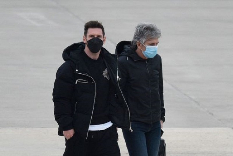 

Lionel Messi terlihat berjalan di Bandara Islas Malvinas, Rosario, Argentina. Lionel Messi dan rombongan terbang ke Amerika Serikat (AS) dengan menggunakan jet pribadi (Foto: Mirror)
