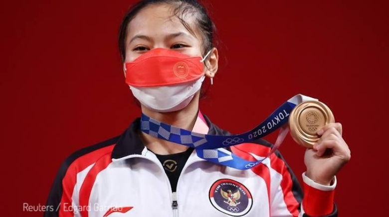 Lifter Windy Cantika Aisah meraih medali perunggu pada kelas 49 Kg Putri Olimpiade Tokyo 2020, di Tokyo International Forum, Tokyo, Jepang, Sabtu (24/7/2021). (REUTERS/Edgard Garrido)