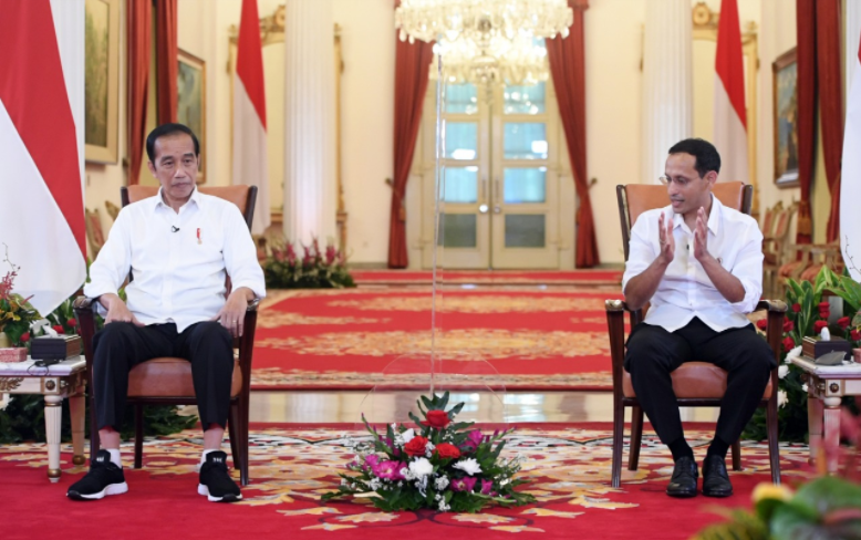 Presiden Jokowi berdialog dengan Mendikbudristek Nadiem Makarim mengenai Kampus Merdeka, di Istana Negara, Jakarta. (Foto: BPMI Setpres/Lukas)