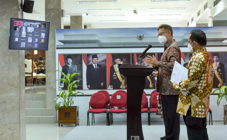 Menkes Budi Gunadi Sadikin dan Mendagri Tito Karnavian dalam keterangan pers bersama, Senin (26/07/2021) siang, di Kantor Presiden, Jakarta. (Foto: Humas Setkab/Agung)