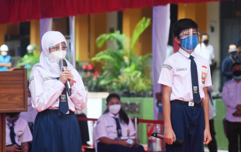 Peserta vaksinasi berdialog dengan Presiden Jokowi, pada vaksinasi bagi pelajar yang dilakukan oleh BIN, Rabu (14/07/2021). (Foto: BPMI Setpres/Lukas)