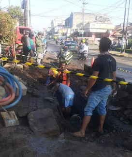 Perbaikan pipa air yang bocor di Manggungharja Ciparay (Foto: Istimewa)