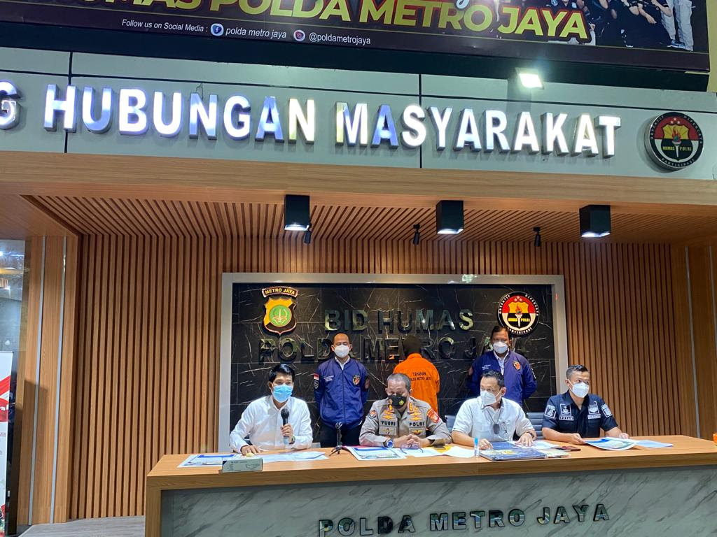 Konfrensi pers Polda Metro Jaya tangkap Sarjana IT pemalsu situs Kemensos. (Foto: Kemensos)