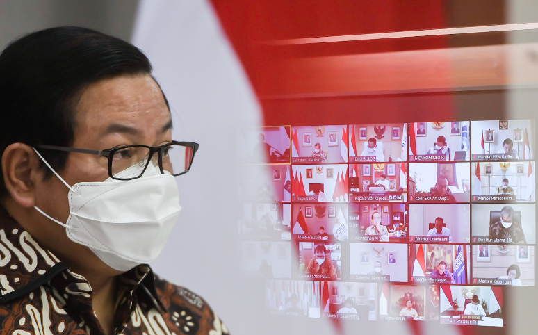 Seskab Pramono Anung mengikuti Rapat Terbatas mengenai Pinjaman KUR Pertanian melalui konferensi video, Senin (26/07/2021). (Foto: Humas Setkab/Agung)